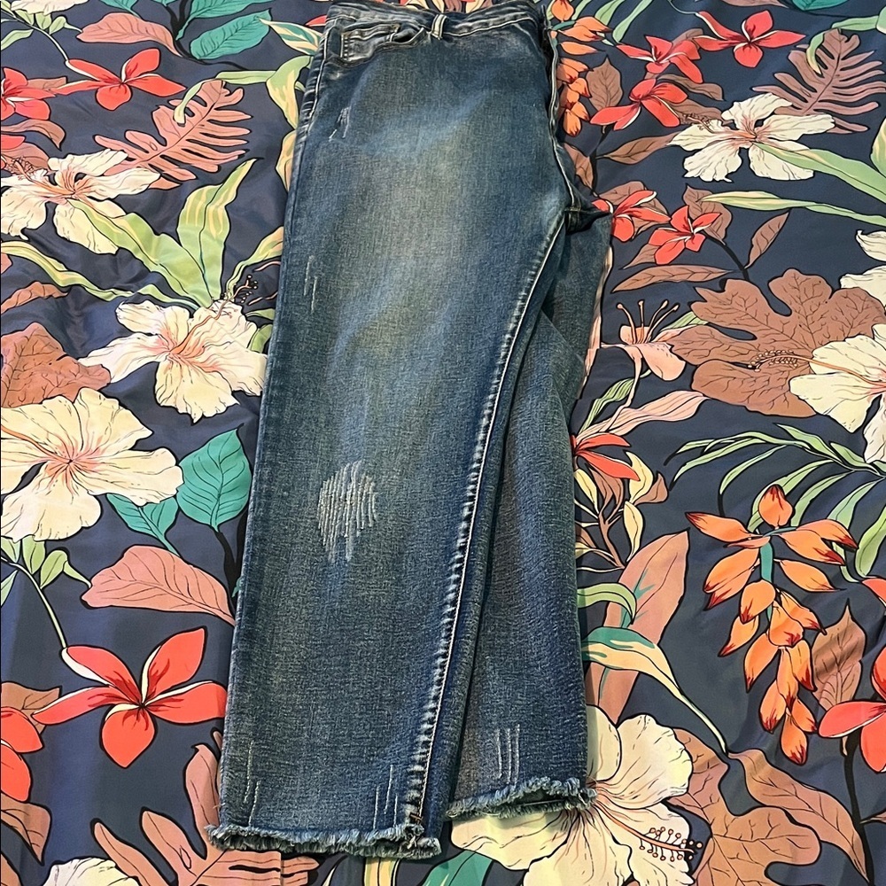 New lightly distressed cropped jeans